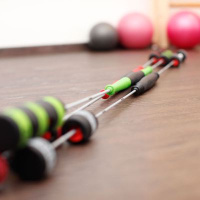 Fitnessgeräte für Gymnastik und Training auf einem Holzboden