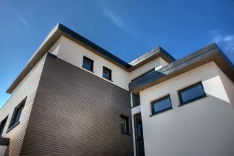 Architektur eines zeitgenössischen Hauses unter blauem Himmel