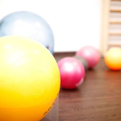 Gymnastikbälle in verschiedenen Farben für Fitness und Therapie