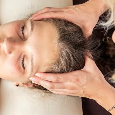 Entspannende Kopfbehandlung durch professionelle Therapeutin