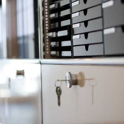 Detailaufnahme von Büroschränken mit Schubladen und einem Schlüssel