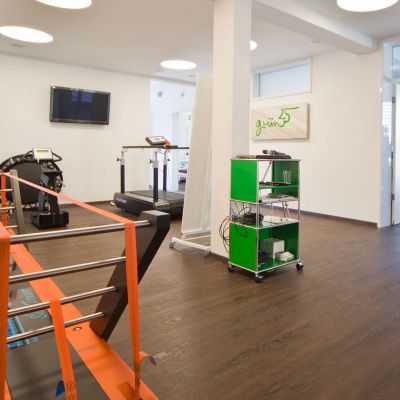 Moderner Physiotherapie-Raum ausgestattet mit Fitnessgeräten