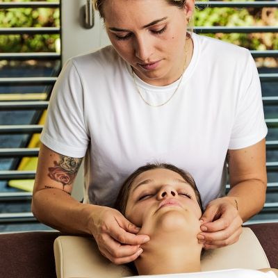 Behandlung durch professionelle Therapeutin in entspannter Umgebung