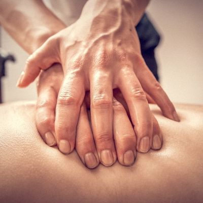 Nahaufnahme einer entspannenden Rückenmassage