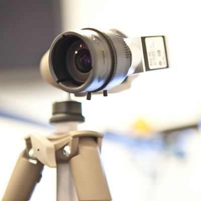 Hochwertige Kamera auf einem Stativ für professionelle Aufnahmen