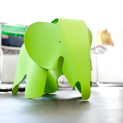 Grüner Spielzeug-Elefant aus Kunststoff in modernem Raum