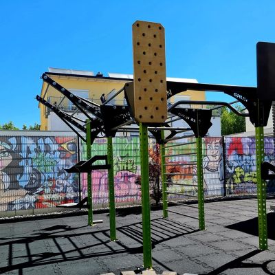 Outdoor Fitnessanlage mit Graffiti-Wand im Hintergrund
