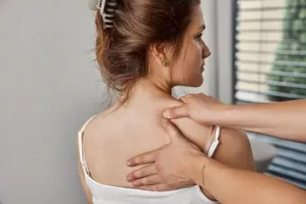 Therapeutische Massage für stressfreien Rücken