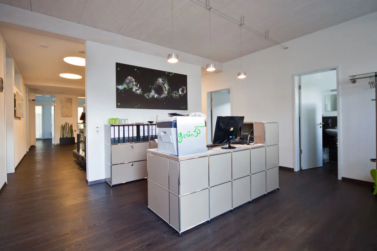 Helle Behandlungsräume der Physiotherapie-Praxis grün25 mit natürlicher Einrichtung und ruhiger Atmosphäre für Therapie und Wohlbefinden.